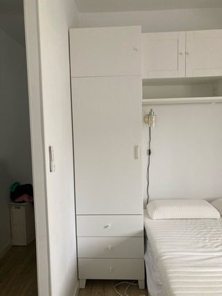 Armario blanco modular con estantes y altillos