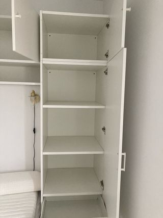 Armario blanco modular con estantes y altillos