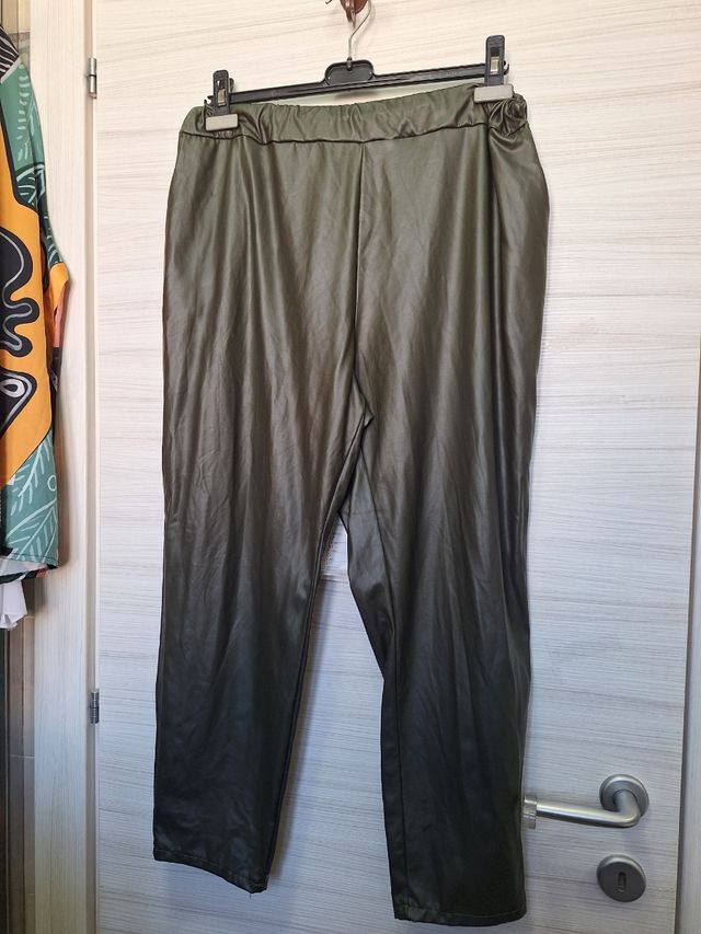 Pantaloni ecopelle,vestono grande.