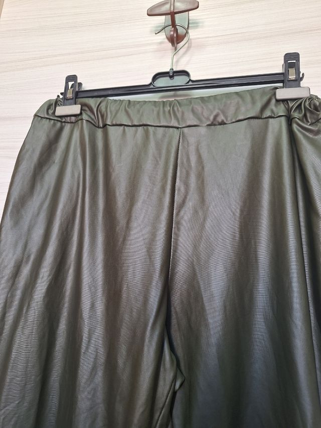 Pantaloni ecopelle,vestono grande.