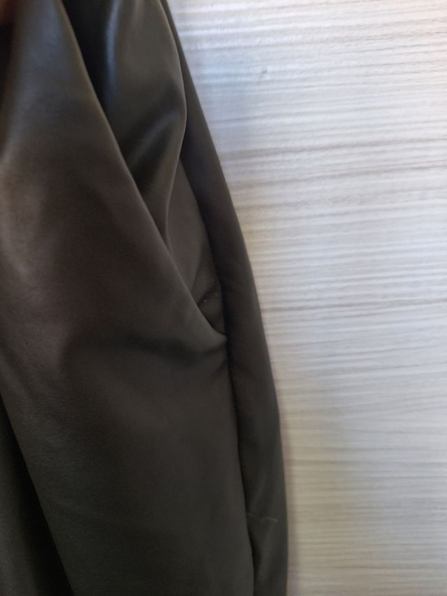 Pantaloni ecopelle,vestono grande.