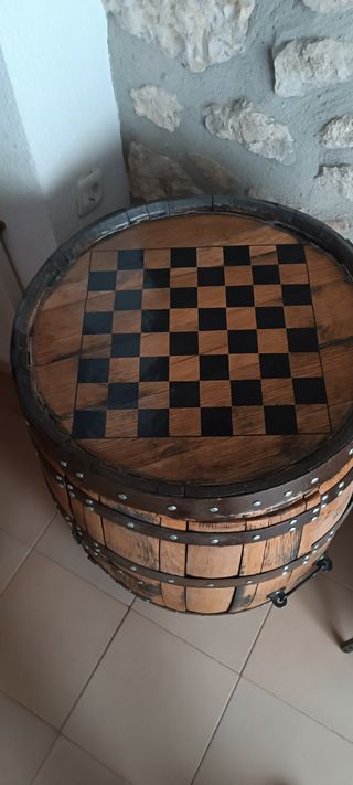 Armadio o dispensa a botte con scacchiera