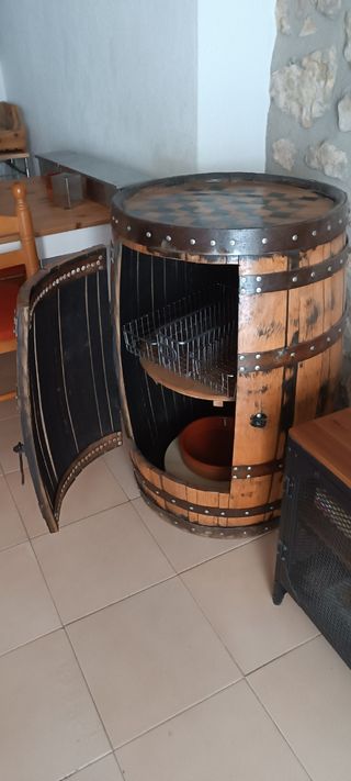 Armadio o dispensa a botte con scacchiera