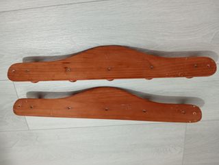 Perchas de madera barnizada