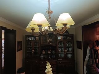 Dos lámparas y mesa sillas castellana de madera.lo