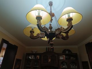 Dos lámparas y mesa sillas castellana de madera.lo