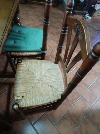 Dos lámparas y mesa sillas castellana de madera.lo