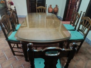 Dos lámparas y mesa sillas castellana de madera.lo