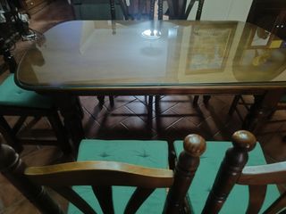 Dos lámparas y mesa sillas castellana de madera.lo