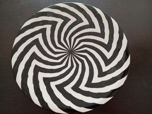 Plato decorativo blanco y negro