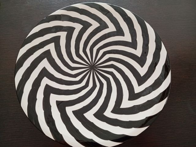 Plato decorativo blanco y negro