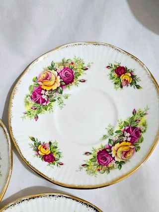 3 platos/ platillos de porcelana Inglesa bone chin