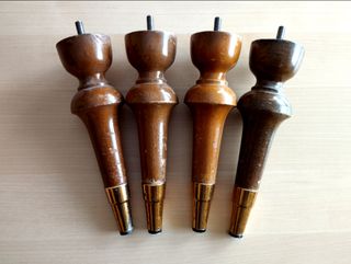 Quattro gambe per mobili antichi