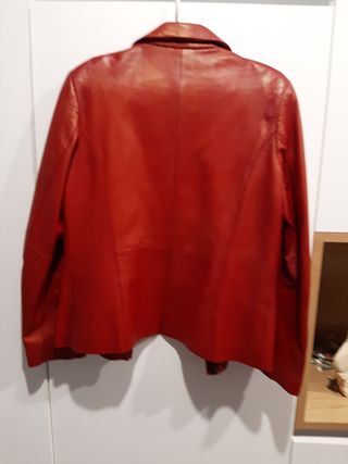 Chaqueta roja oscuro piel