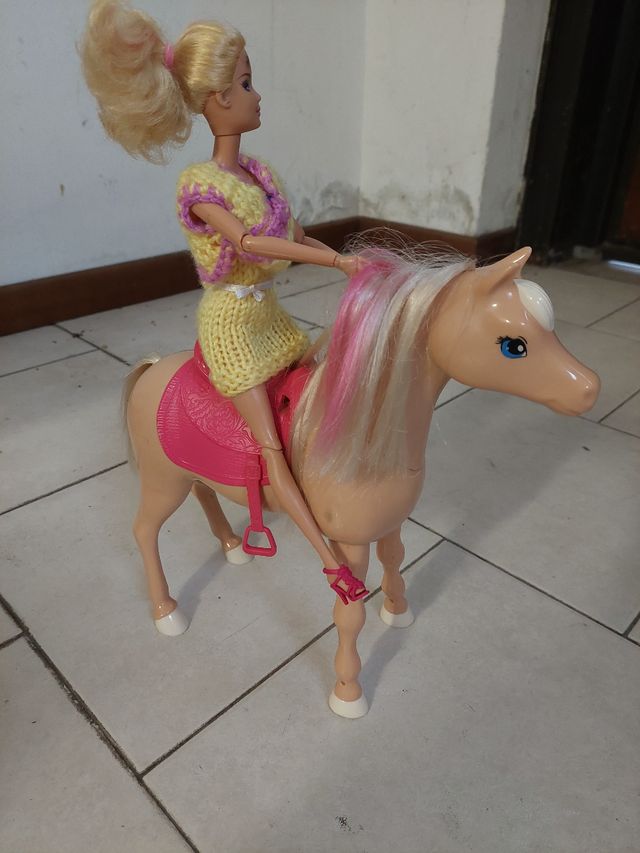 Cavallo di barbie cammina