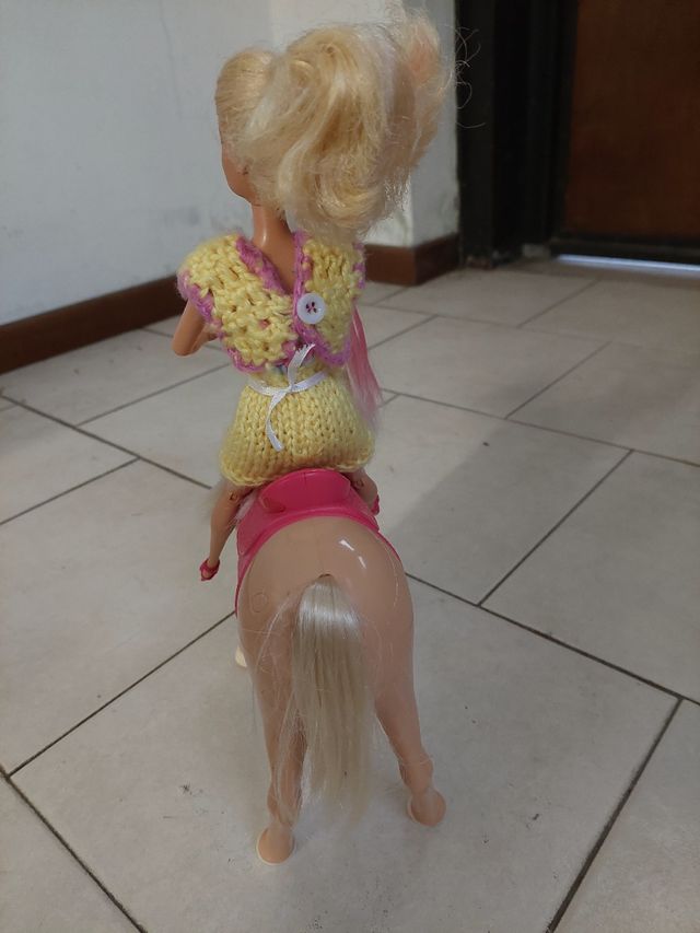 Cavallo di barbie cammina
