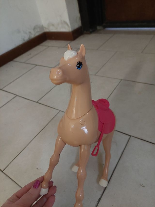 Cavallo di barbie cammina