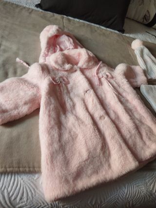 Abrigo rosa y accesorios 