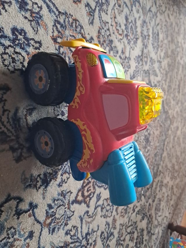 Coche canta baila luces