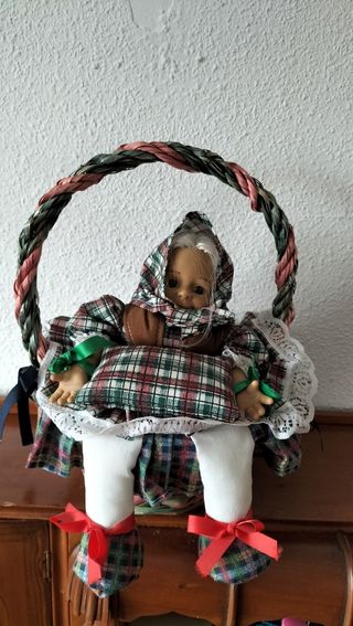 Cesta de mimbre y muñecas vintage 