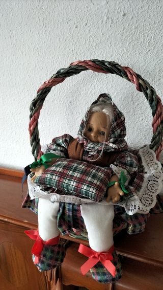 Cesta de mimbre y muñecas vintage 