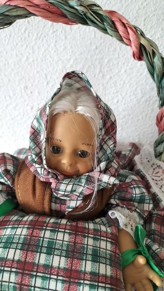 Cesta de mimbre y muñecas vintage 