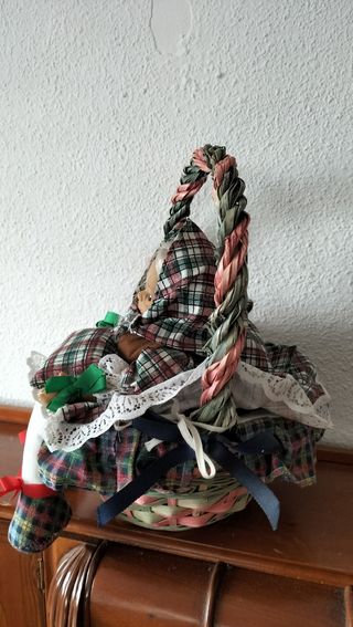 Cesta de mimbre y muñecas vintage 