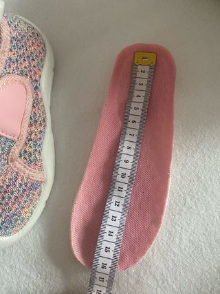 Zapatilla niña respetuosa