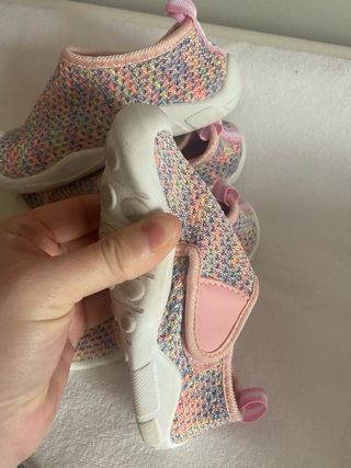 Zapatilla niña respetuosa