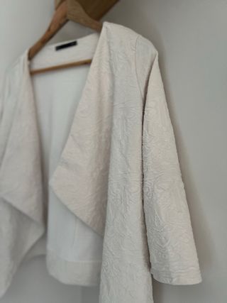 Chaqueta brocada crema