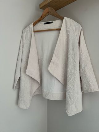 Chaqueta brocada crema
