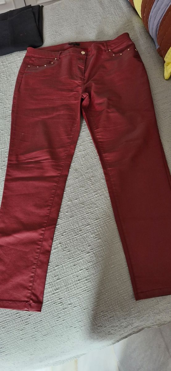 Pantalón burdeos