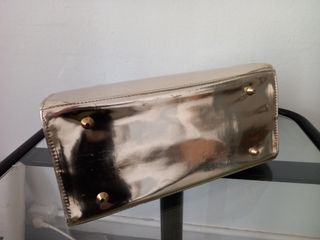 Bolso dorado mujer