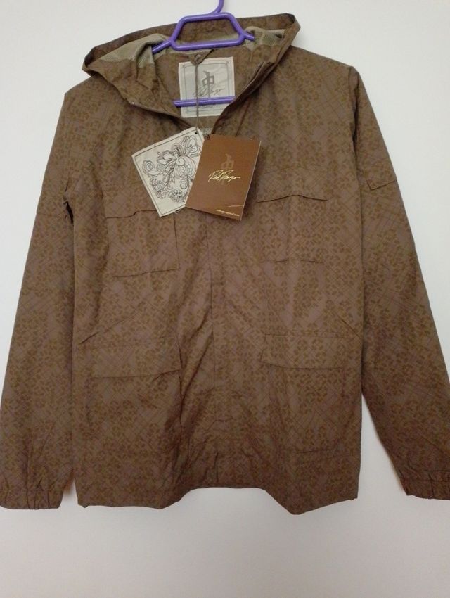 Corta vientos con capucha de señora