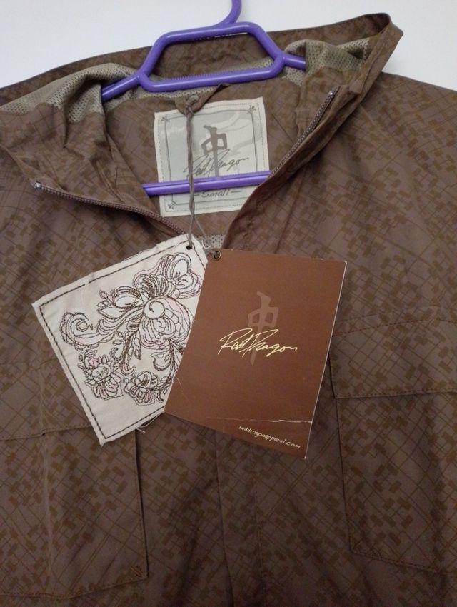 Corta vientos con capucha de señora