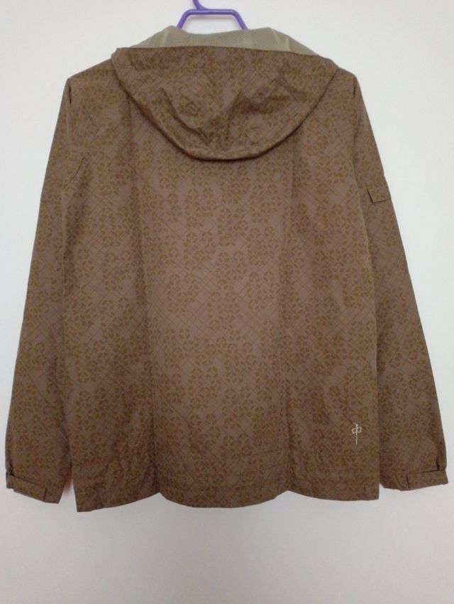 Corta vientos con capucha de señora