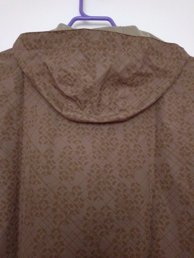 Corta vientos con capucha de señora