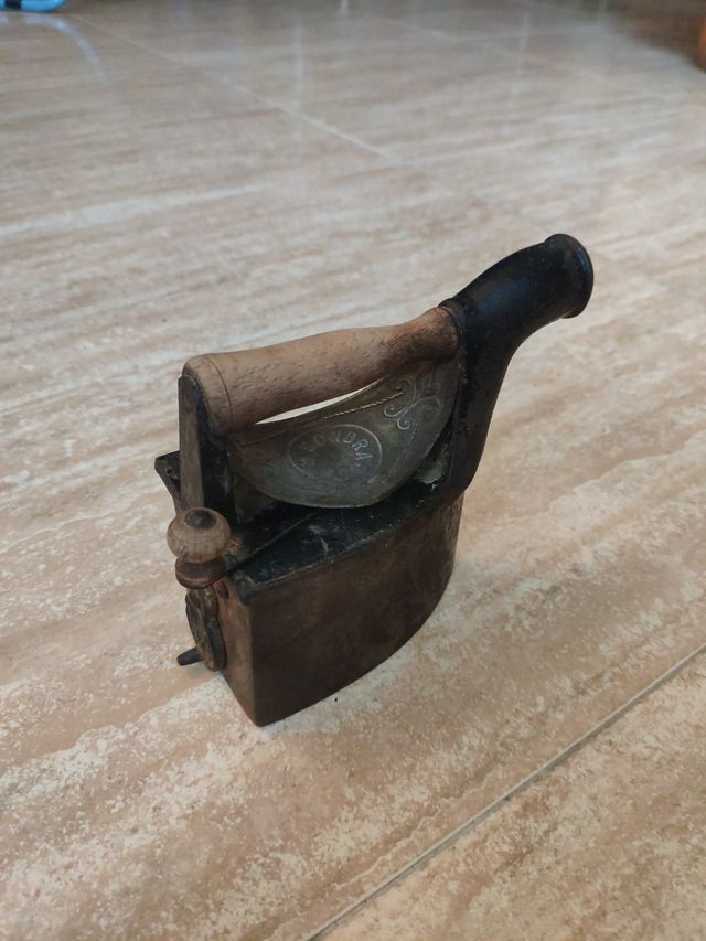 PLANCHA PEQUEÑA ANTIGUA DE CARBÓN,  MONDRAGÓN.