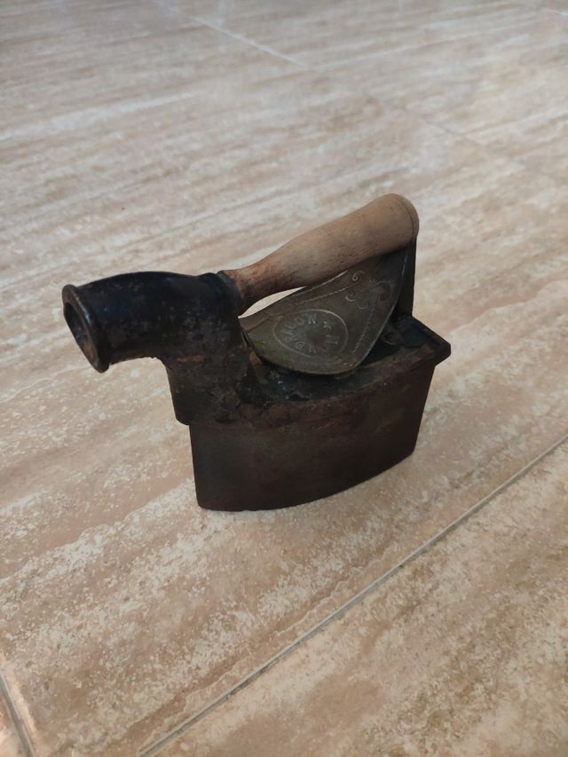 PLANCHA PEQUEÑA ANTIGUA DE CARBÓN,  MONDRAGÓN.