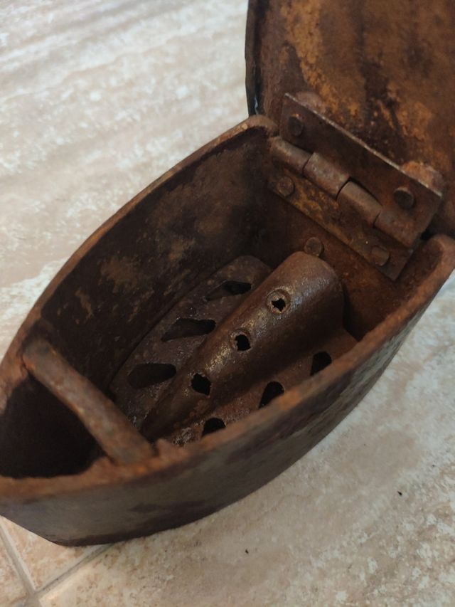 PLANCHA PEQUEÑA ANTIGUA DE CARBÓN,  MONDRAGÓN.