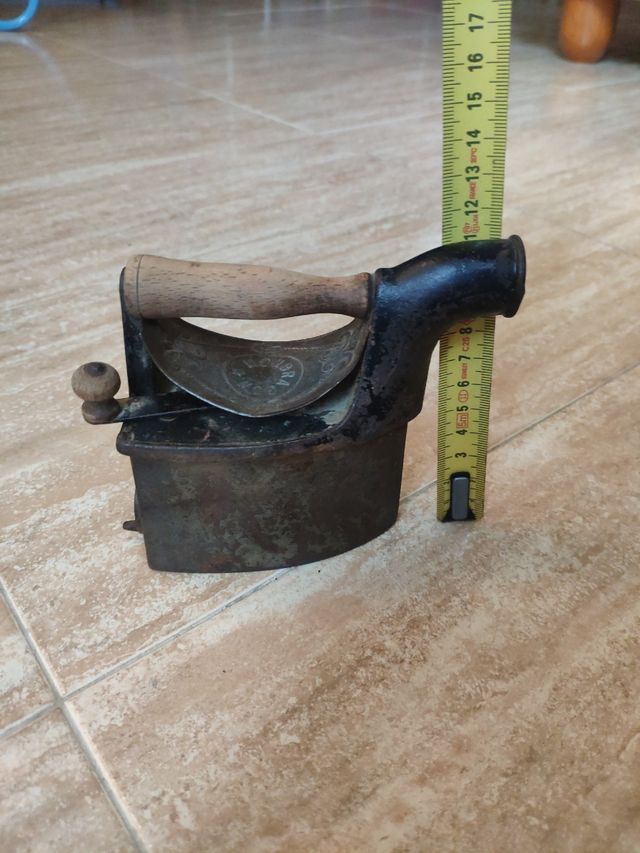 PLANCHA PEQUEÑA ANTIGUA DE CARBÓN,  MONDRAGÓN.