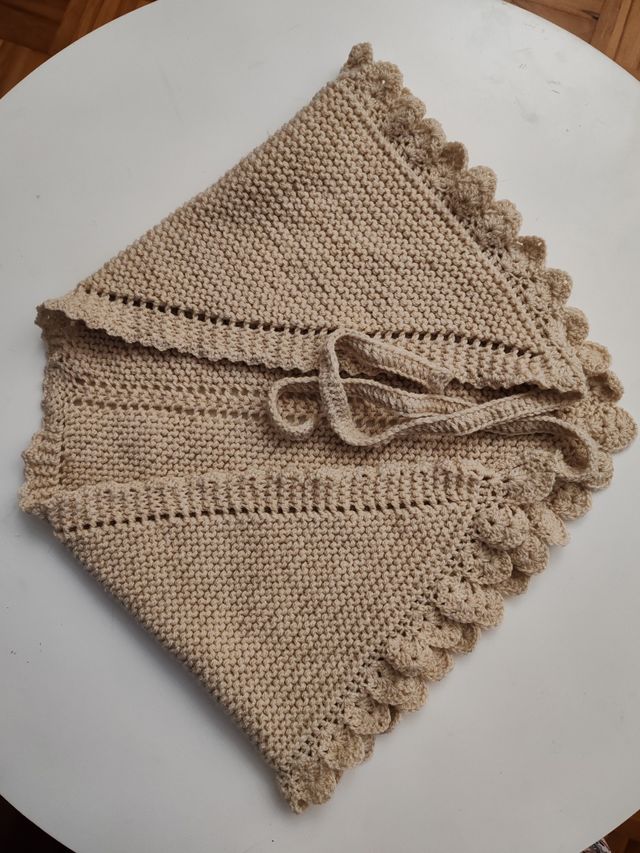 Toquilla niña en beige clarito. Más claro que las