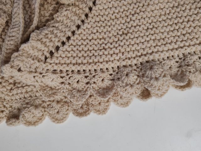 Toquilla niña en beige clarito. Más claro que las