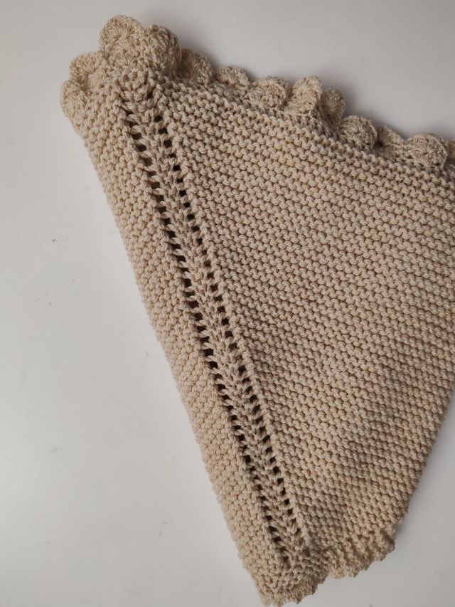 Toquilla niña en beige clarito. Más claro que las