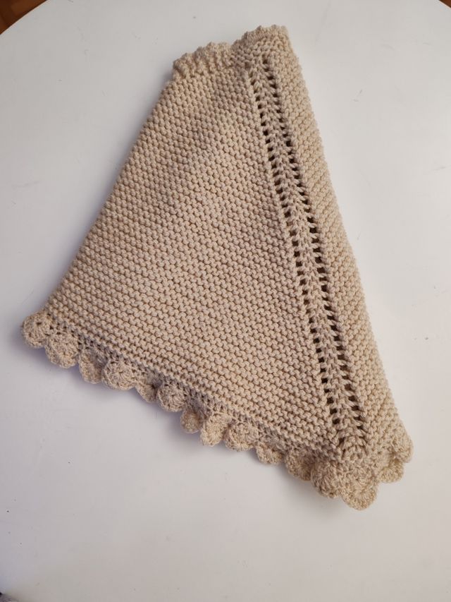 Toquilla niña en beige clarito. Más claro que las
