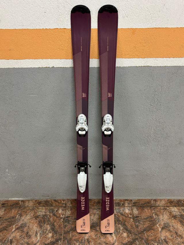 Esquís y palos. Longitud 140 cms. Wedze