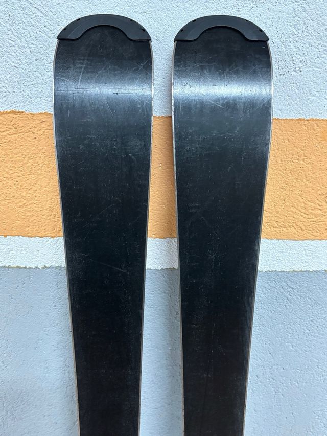 Esquís y palos. Longitud 140 cms. Wedze