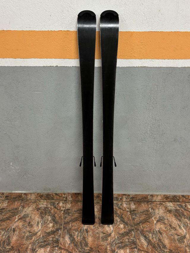 Esquís y palos. Longitud 140 cms. Wedze