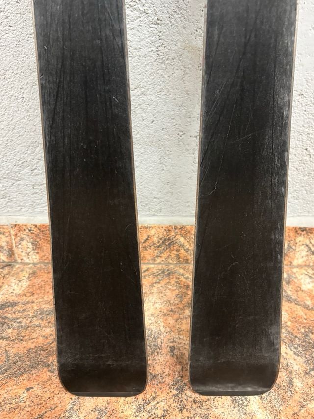 Esquís y palos. Longitud 140 cms. Wedze