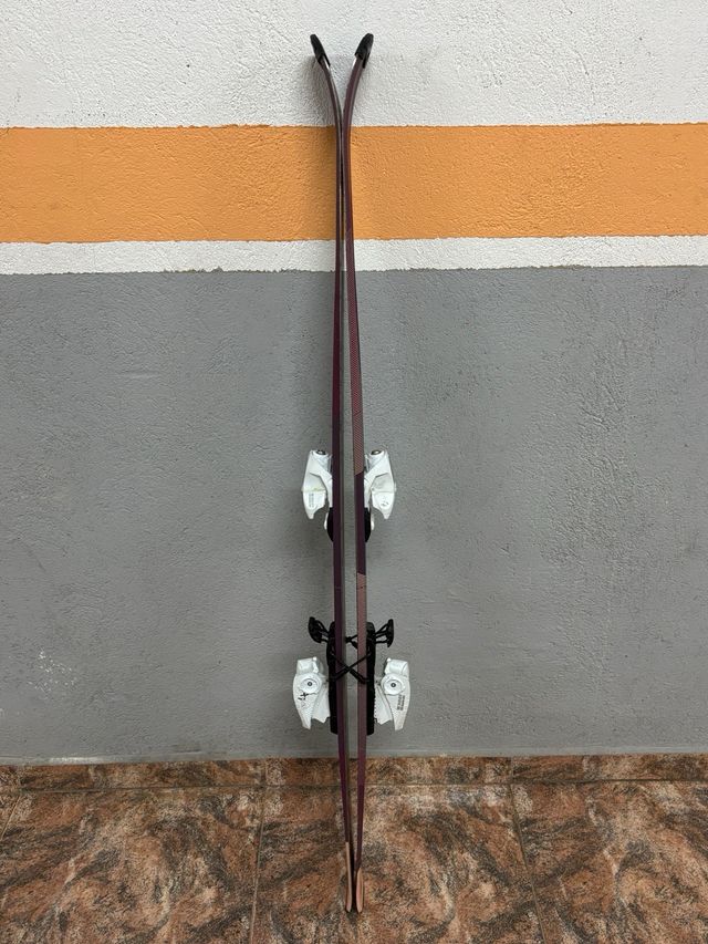 Esquís y palos. Longitud 140 cms. Wedze
